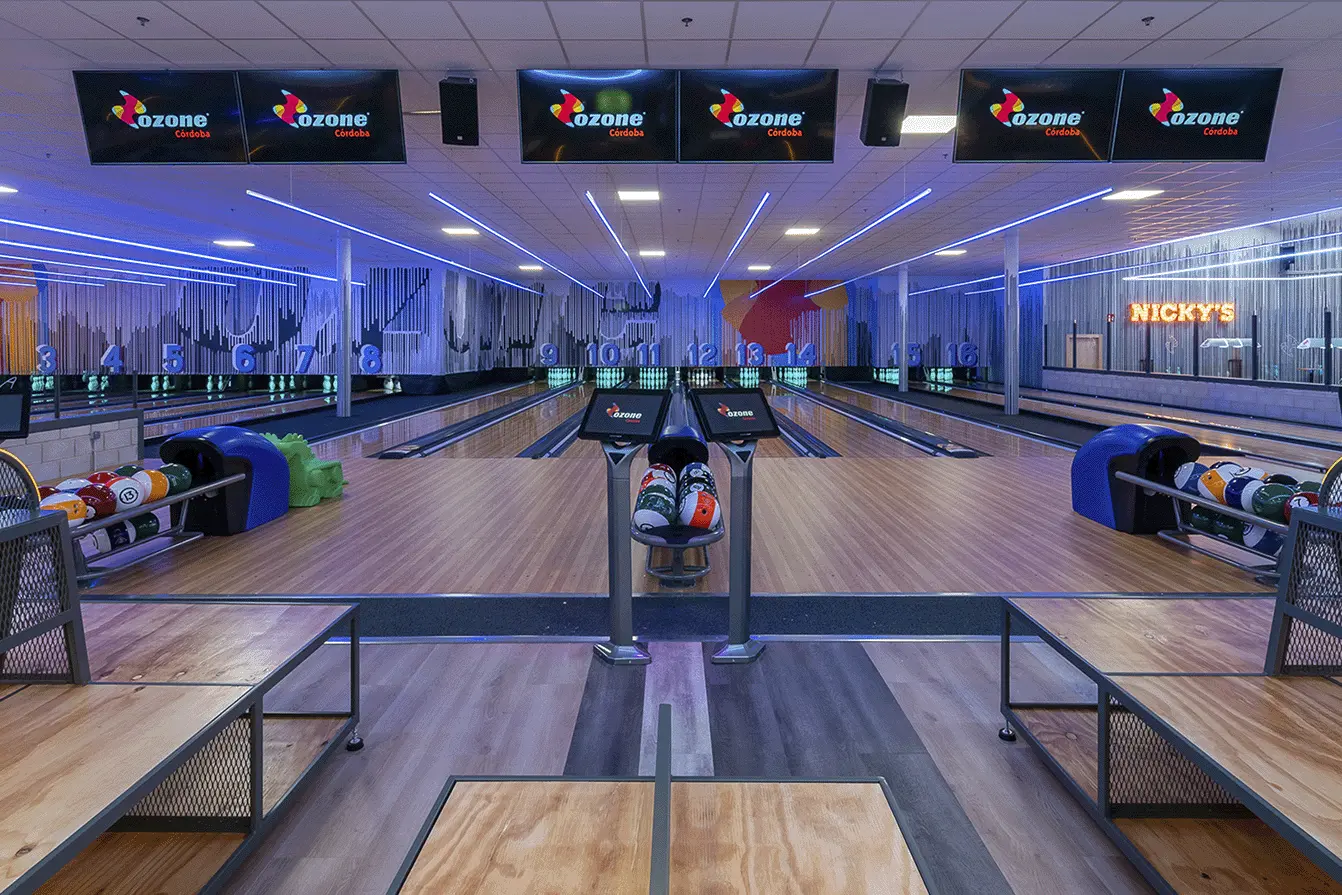 Zona de pistas de bolos interior Ozone Córdoba ubicado en Centro Comercial Arcángel