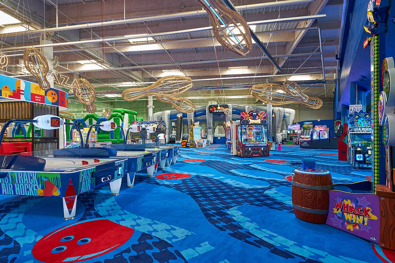 Zona de recreativos interior Ozone bowling Campo de Gibraltar