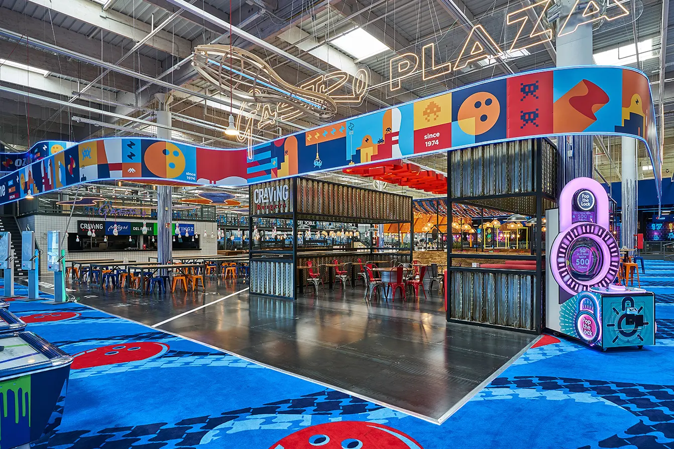 Zona Gastro Plaza interior Ozone Bowling Campo de Gibraltar