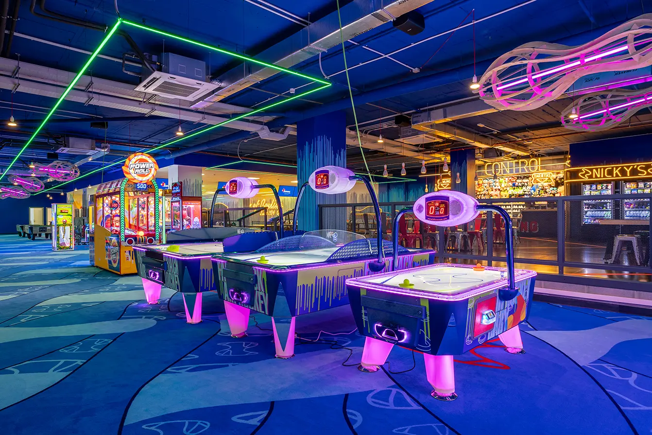 Zona máquinas recreativas en Ozone Fuerteventura ubicado en Centro Comercial Atlántico