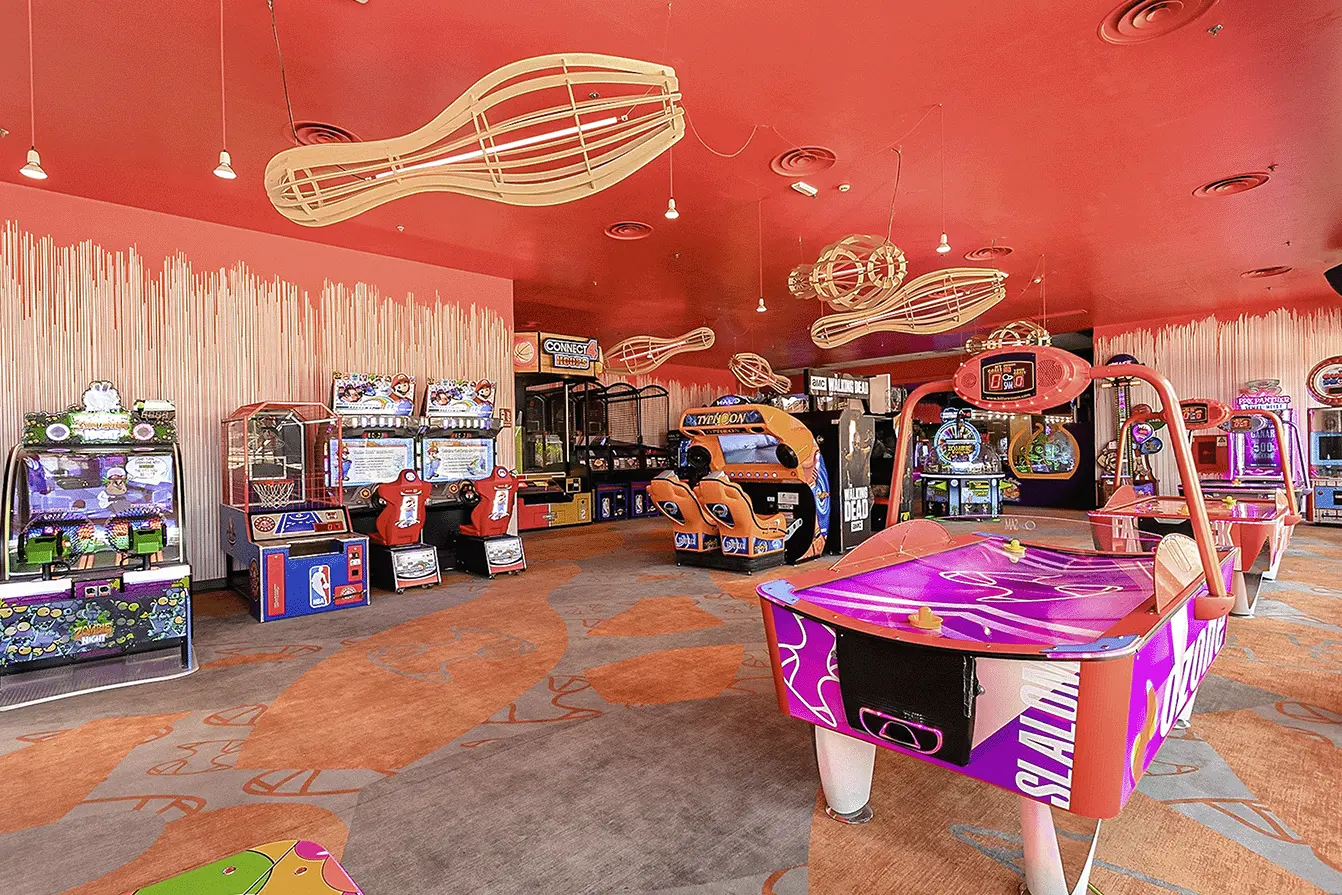 Zona de recreativos interior Ozone Granada ubicado en el Parque Comercial Granaita