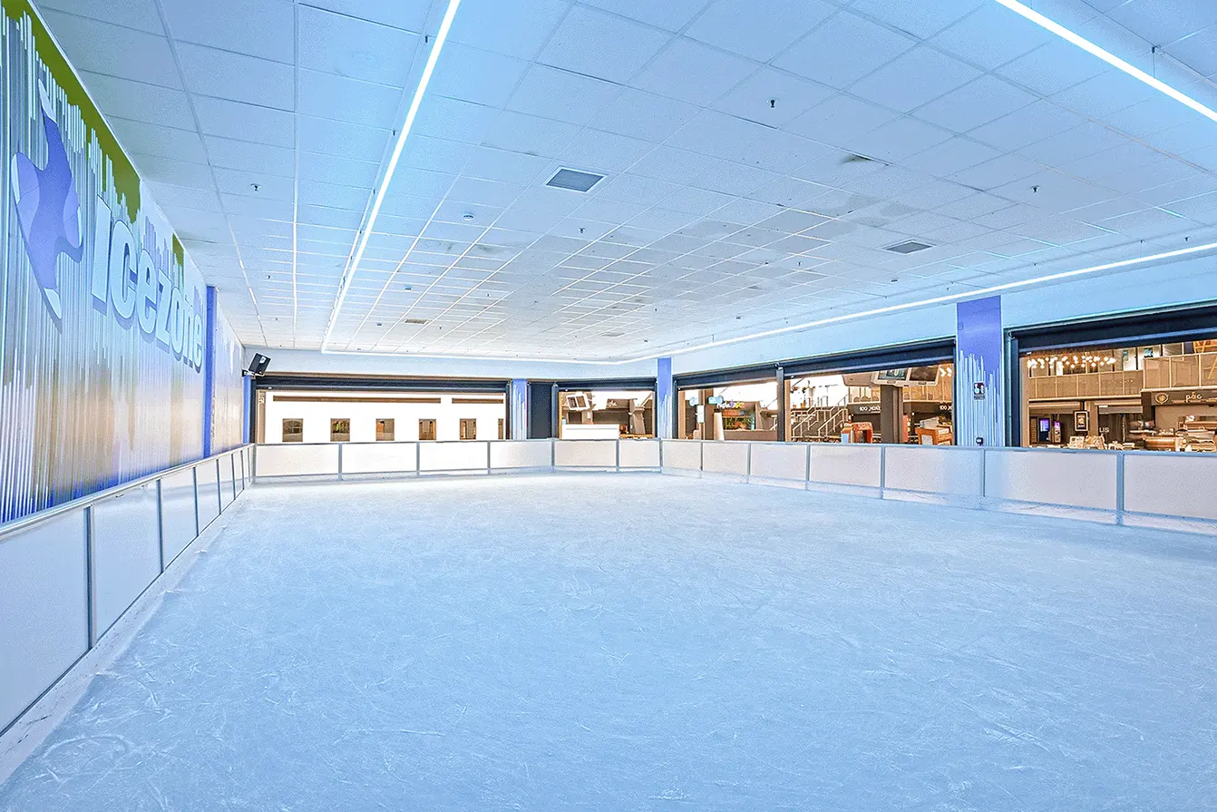 Icezone pista de hielo interior Ozone Granada ubicado en el Parque Comercial Granaita