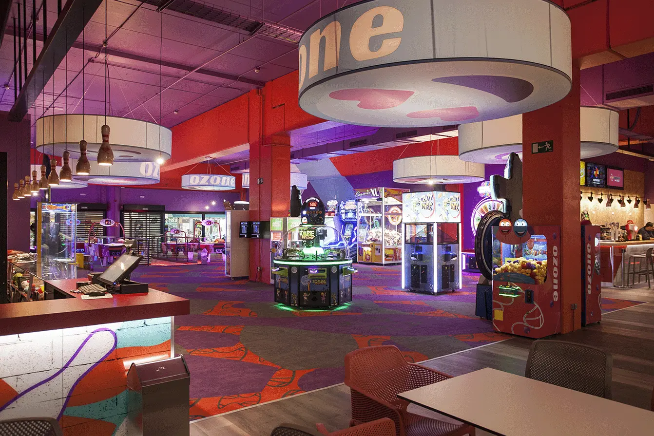 Área de recreativos interior Ozone Pinto, ubicado en el Centro Comercial Plaza Éboli
