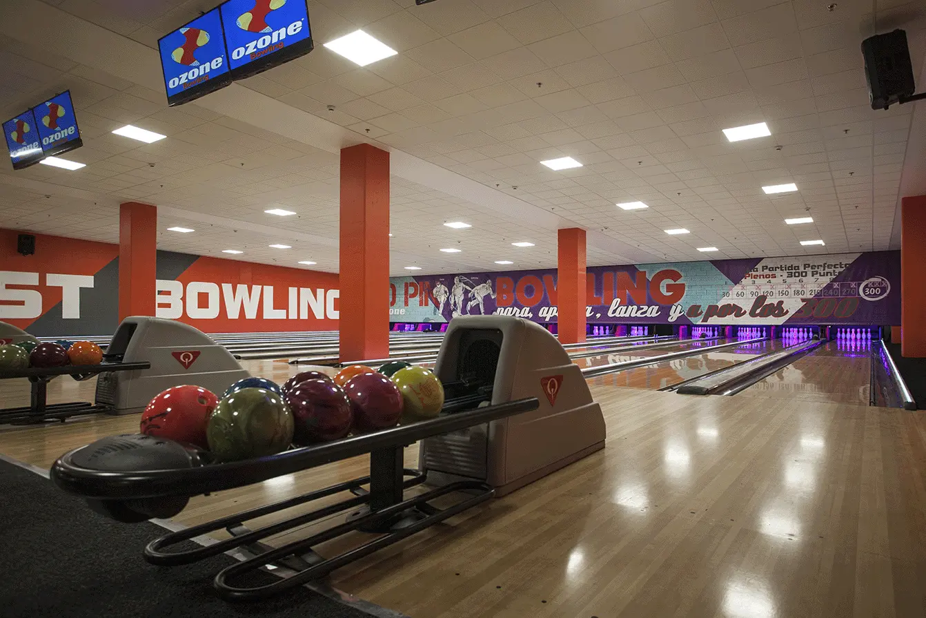 Pistas de bowling interior Ozone Pinto, ubicado en el Centro Comercial Plaza Éboli