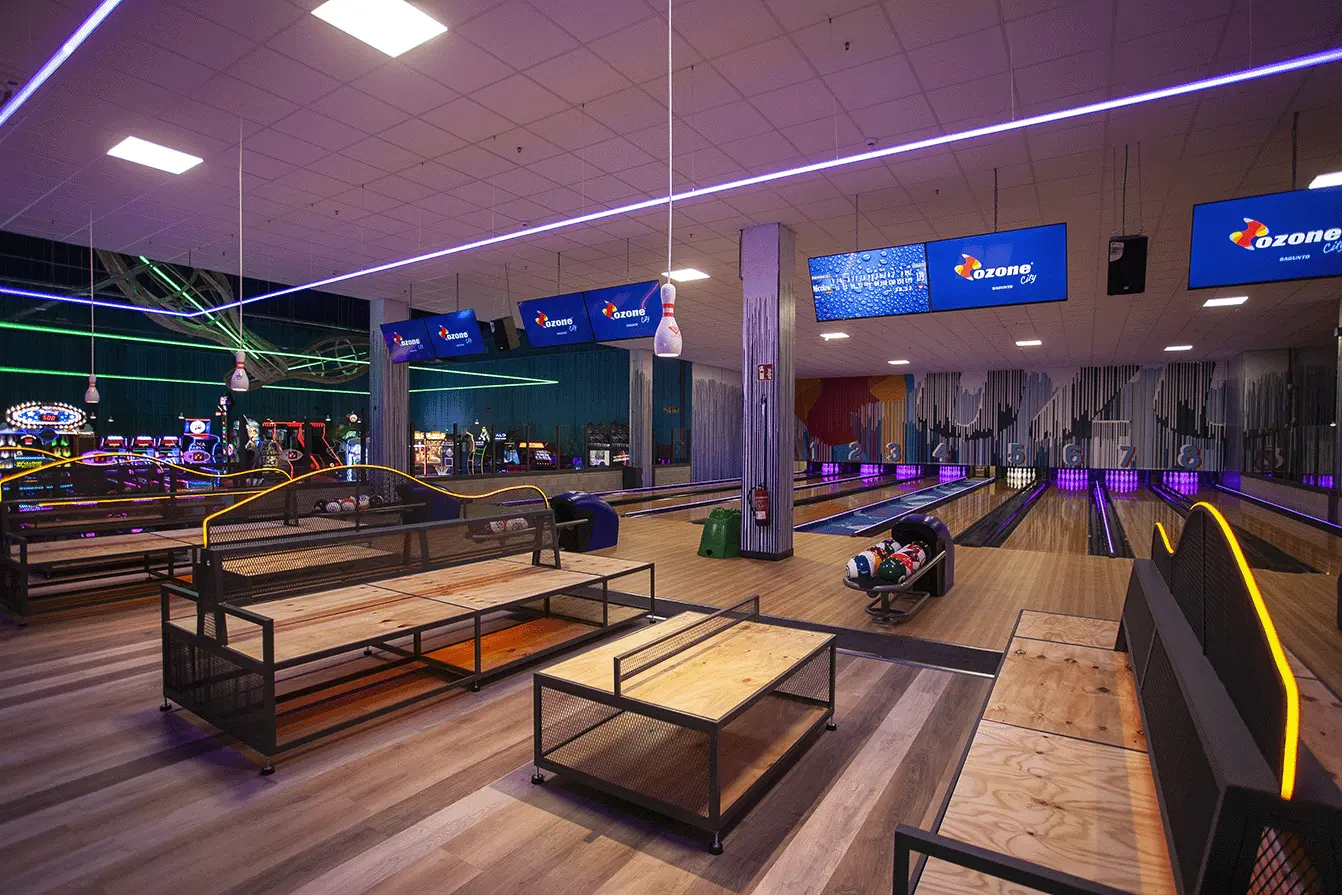 Zona de pistas de bolos Ozone bowling Sagunto, ubicado en el Centro Comercial L'epicentre