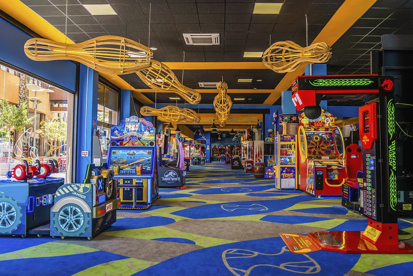 Zona de recreativos interior Ozone bowling San Vicente