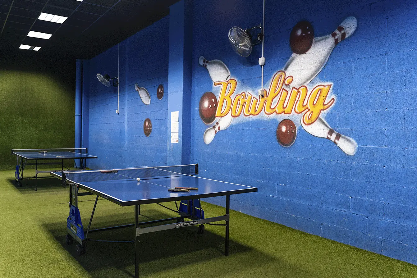 Zona de ping pong interior Ozone bowling San Vicente