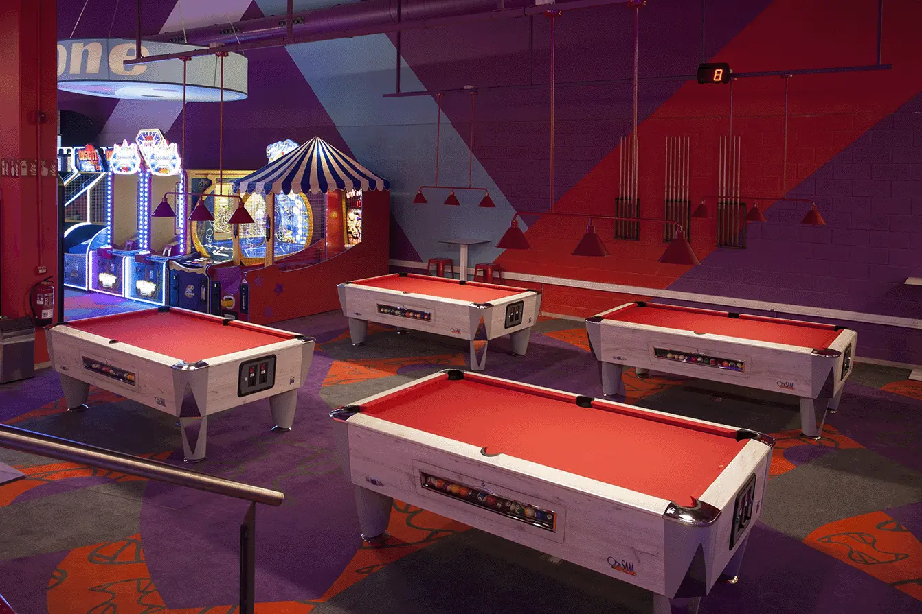 Zona de billar interior Ozone Toledo, ubicado en Parque Comercial Abadía