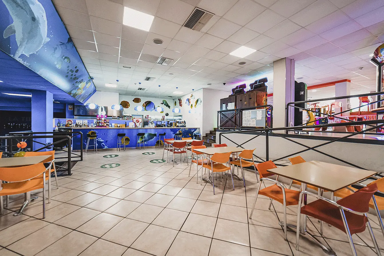 Nicky's Bar interior Ozone Torrevieja, ubicado en el Centro de Ocio Ozone