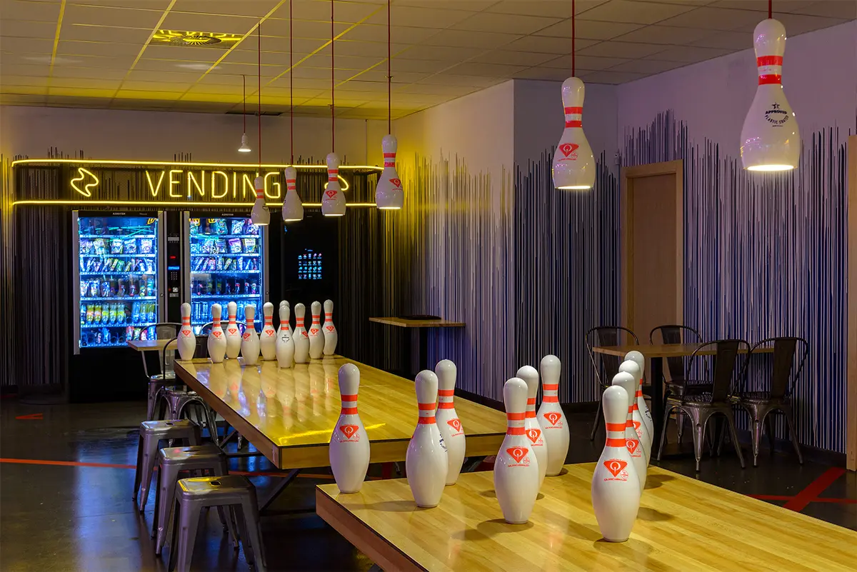 Vending area and birthday tables inside Ozone Valladolid, located in the Vallsur Shopping Center.