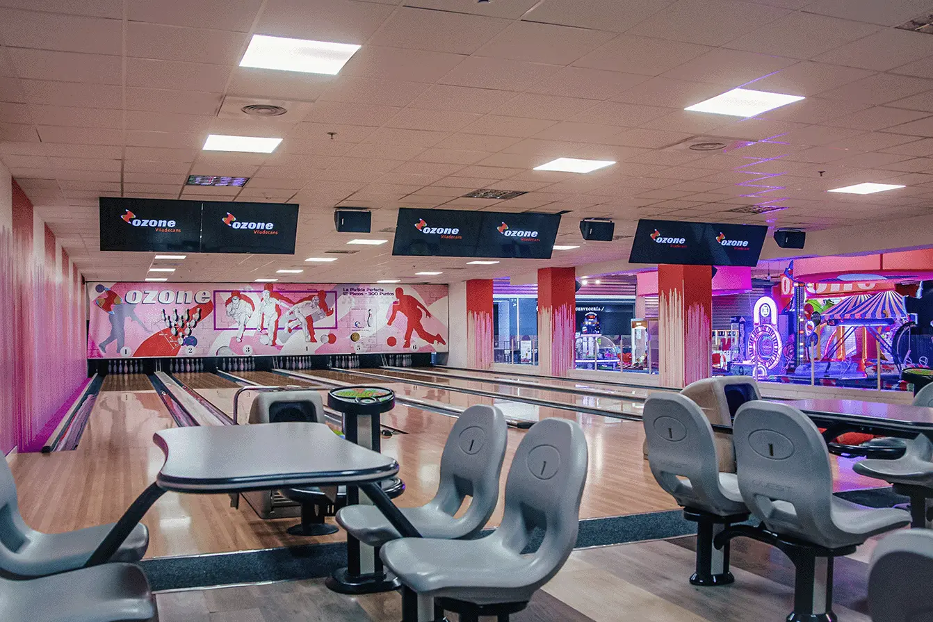 Pistas de bowling interior Ozone Viladecans, ubicado en el Centro Comercial Vilamarina