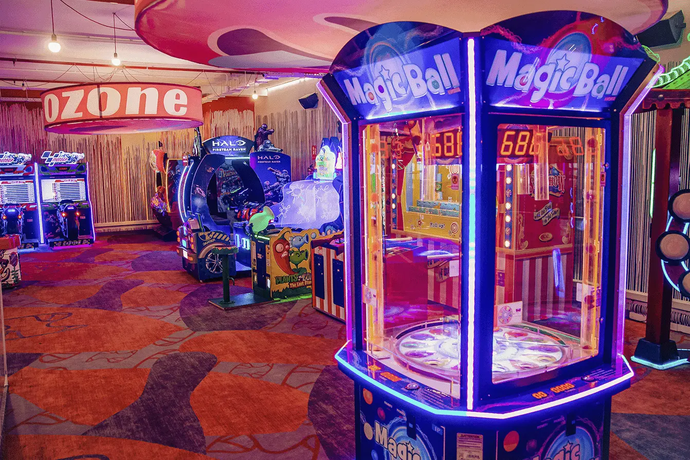 Zona de recreativos interior Ozone Viladecans, ubicado en el Centro Comercial Vilamarina