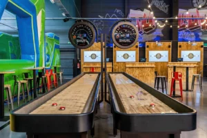 Indoor shuffleboard Ozone bowling Zaragoza, located in Plaza Imperial