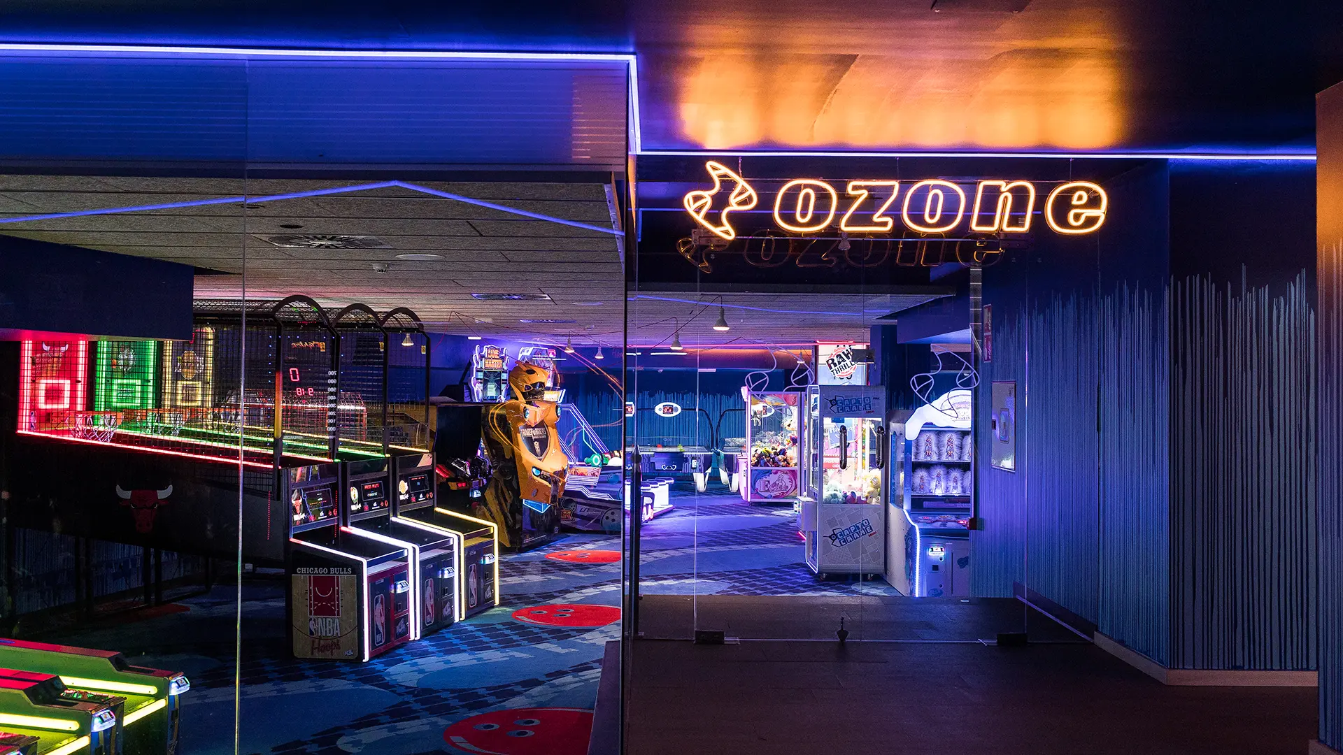 Foto interior zona de recreativos, Ozone Bowling Menorca